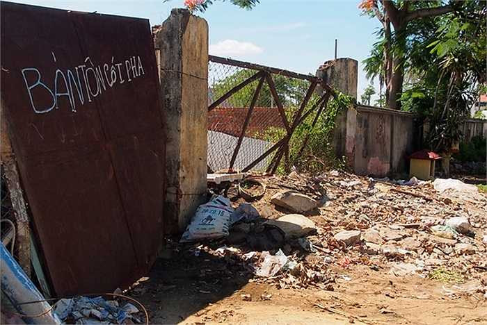 Ngay phía ngoài tường rào của dự án là những bãi đổ xà bần, rác thải... Phó chủ tịch UBND TP Đà Nẵng Võ Duy Khương cho biết, theo luật mới nếu sau 2 năm mà dự án không triển khai thì thành phố sẽ thu hồi mà không phải đền bù, không riêng gì dự án của tập đoàn Thiên Thanh.