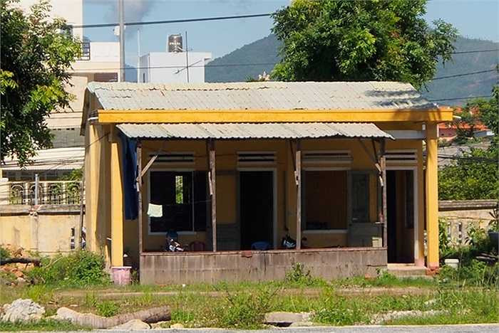 Hiện có một bảo vệ coi sóc toàn bộ khu đất rộng, người này sống trong ngôi nhà cũ do bộ đội để lại. Ngay sau khi 3 lãnh đạo chủ chốt của Tập đoàn Thiên Thanh bị bắt để điều tra, người bảo vệ này tỏ ra cẩn trọng với những người tiếp cận khu đất.