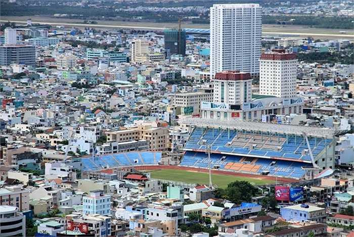 Năm 2010, sân vận động Chi Lăng với diện tích hơn 6ha cũng được giao cho tập đoàn Thiên Thanh xây dựng khu phức hợp thương mại, tổng kinh phí đầu tư gần 1 tỷ USD nhưng đến nay vẫn đang 'treo'. Đây là mảnh đất có đến 4 mặt tiền giữa trung tâm thành phố Đà Nẵng.