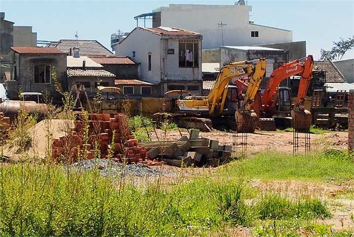 Những bãi đất hoang trở thành nơi để vật liệu xây dựng, xe cơ giới và cỏ mọc...