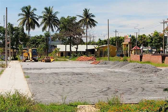 Ngoài ra, tập đoàn này còn tự ý cho làm sân bóng để cho thuê lại. Việc làm này cũng bị UBND TP Đà Nẵng 'thổi còi'. Trong một cuộc hợp cuối tháng 5 vừa qua, thành phố chia sẻ khó khăn với doanh nghiệp bằng việc cho làm tạm sân bóng trong thời hạn 5 năm.