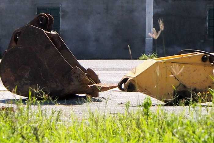 Tuy nhiên, đến nay, việc thi công sân bóng cũng làm dở dang. Nhiều máy móc, vật liệu nằm ngổn ngang, không có bóng dáng công nhân làm việc. 