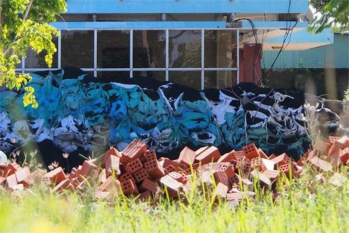 Từ nhựa rải sân bóng...