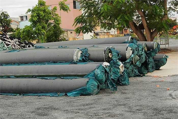 ... đến những cuộn cỏ nhân tạo phục vụ cho sân bóng cũng nằm bất động, hư hại.