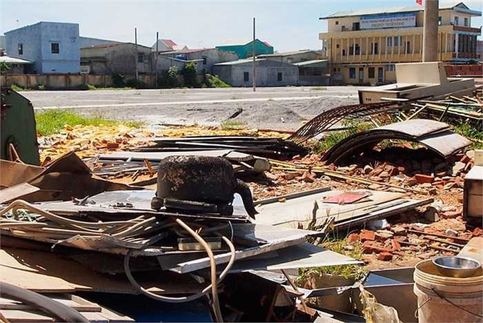 Dự án tại số 209 Trường Chinh bị treo cũng để lại nhiều hệ lụy về mỹ quan, ô nhiễm môi trường. 