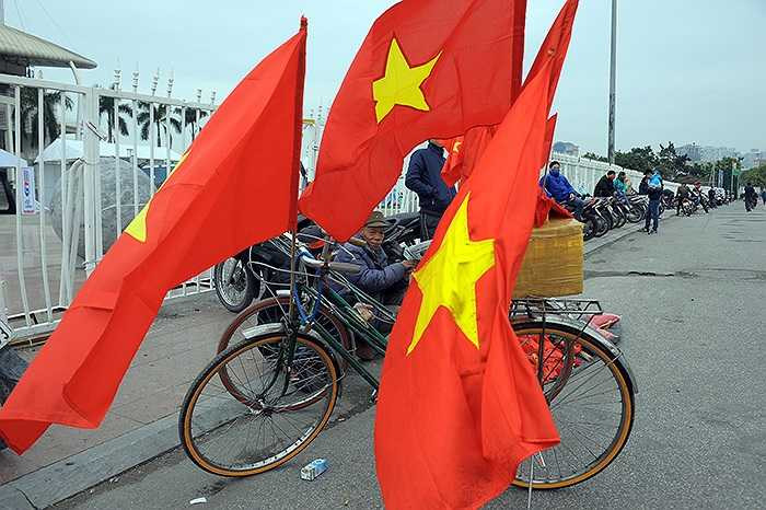Ngay từ đầu giờ chiều, trước cổng sân vận động Mỹ Đình, nơi diễn ra trận bán kết lượt về giữa Việt Nam vs Malaysia đã có rất nhiều người bán cờ tổ quốc, băng rôn, miếng dán má….