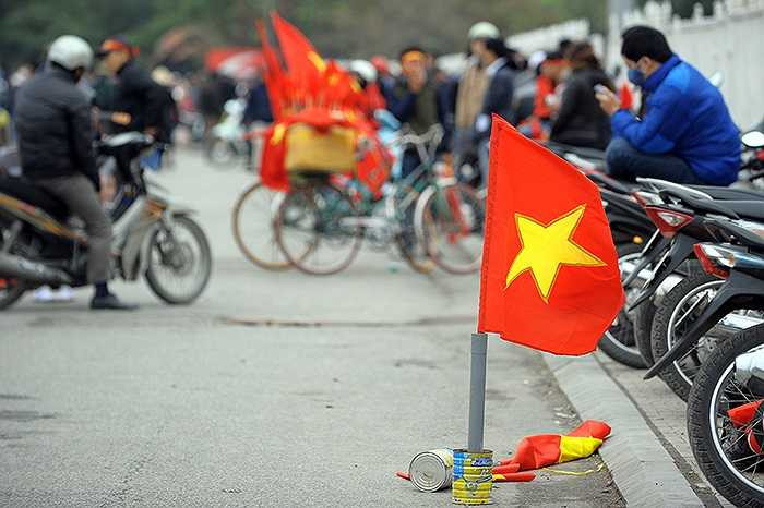 Mỗi chiếc cờ tổ quốc khổ lớn có giá là 50.000 đồng, càng sát giờ bóng lăn, giá cờ có thể tăng lên tới 80.000 đồng/chiếc.