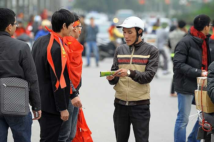 Trước cổng SVD Mỹ Đình, cảnh mua bán vé chợ đen trận bán kết lượt về Việt Nam vs Malaysia vẫn diễn ra công khai, bất chấp sự có mặt của lực lượng chức năng.