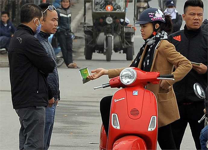 Tại thời điểm trước trận đấu khoảng 3 tiếng, mỗi cặp vé ở khán đài A,B tại chợ đen còn có giá vẫn cao ngất ngưởng ở mức: 1,8 triệu đồng/cặp, mỗi cặp vé ở khán đài C,D có giá gốc là 300.000 đồng, nhưng cũng được hét giá cao gấp 3 tới 4 lần