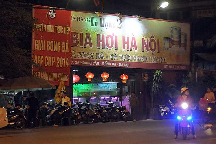 Nhiều nhà hàng lớn ở Hà Nội còn tung những chiêu hút khách 'khủng' như truyền hình trực tiếp giải bóng đá Suzuki AFF cup với màn hình 600 inch. 
