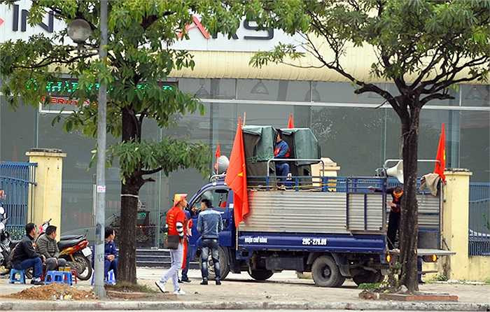 Các địa điểm xung quanh đường dẫn vào sân Mỹ Đình được tận dụng làm điểm gửi xe. Xe ô tô sẽ được người dân hướng dẫn đưa vào tận điểm đỗ để gửi. Giá gửi xe máy từ 30.000 đến 50.000 đồng, xe ô tô 100.000 đến 15.000 đồng tùy loại. (Ảnh: Việt Linh) 