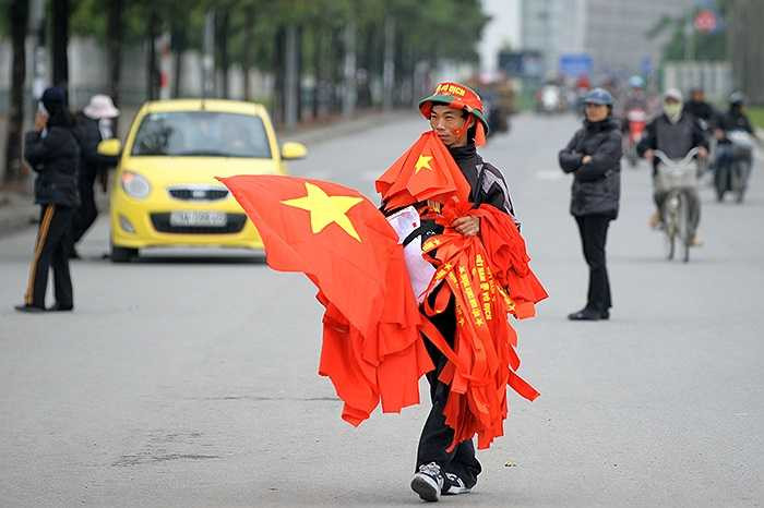 Những chiếc băng rôn đeo tay có giá từ 10.000 - 15.000 đồng/chiếc. 