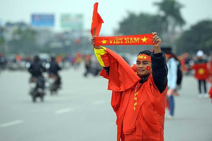 Những chiếc băng rôn đeo tay có giá từ 10.000 tới 15.000 đồng. 