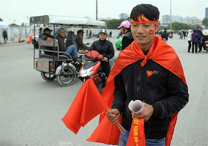 Nhiều bạn sinh viên cũng tranh thủ cơn sốt bóng đá để kiếm thêm thu nhập.