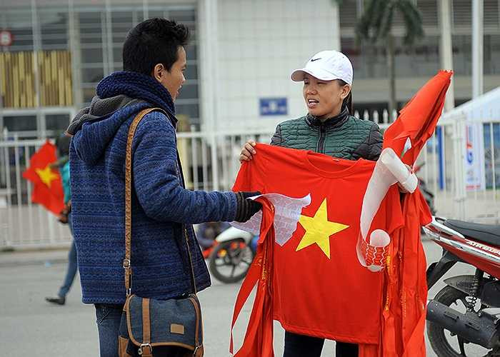 Những chiếc áo cờ đỏ sao vàng có giá 70.000 đồng khá hút khách.