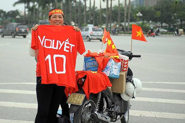 Để hút khách, nhiều người còn in số và tên của các cầu thủ nổi tiếng như Văn Quyết, Công Vinh…