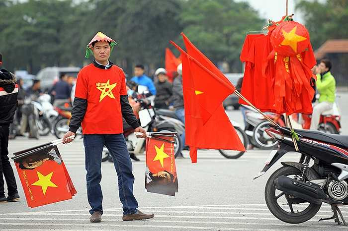 Xuất hiện những chiếc cờ độc đáo in hình ông huấn luyện viên trưởng Miura Toshiya trên nền cờ đỏ sao vàng. 