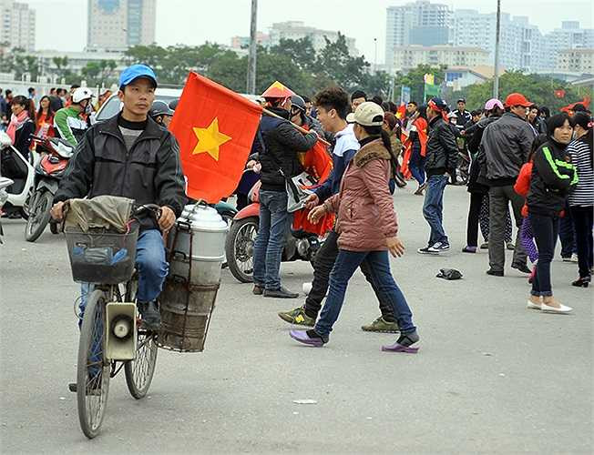 Đi kèm với đó là nhiều dịch vụ phục vụ ăn uống.