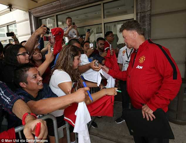 Van Gaal vẫn chưa quen với cách 'kiếm tiền' của Man Utd