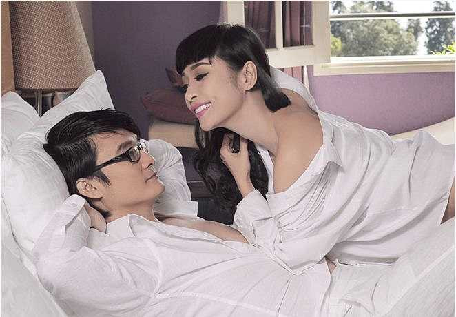 Trang phục và cách tạo dáng khiến bất cứ ai cũng phải đỏ mặt