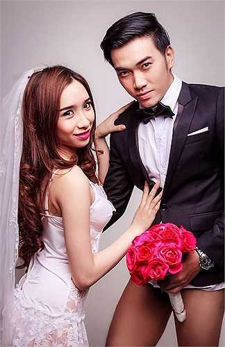 Cô dâu mặc một bộ đầm thiếu vải còn chú rể mặc vest nhưng quên mặc quần dài Theo Lao động