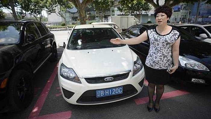 Các khu vực đỗ xe này được đưa ra sau khi có những phàn nàn từ phụ nữ về việc không gian đỗ xe chật chội. Các chỗ đỗ xe này rộng hơn 30 cm so với chỗ đỗ xe khác của siêu thị