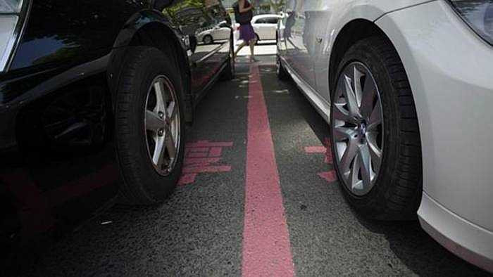 Tuy nhiên, việc đưa ra chỗ đỗ xe với vạch sơn hồng lại dấy lên tranh cãi về sự tôn trọng với phụ nữ. 