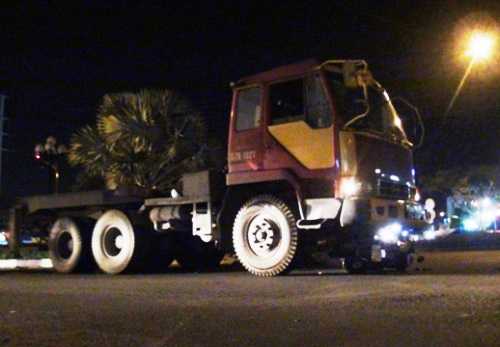 Containter kéo lê nam thanh niên cùng xe máy