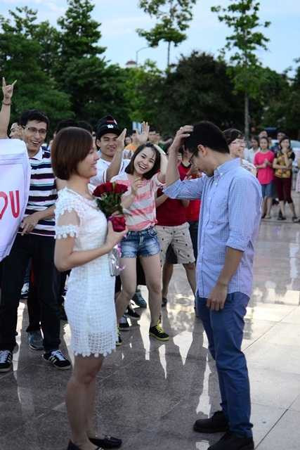 Cựu nữ sinh Đại học Ngoại thương cầu hôn bạn trai giữa quảng trường