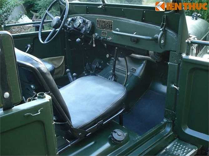 Không phổ biến nhiều như Jeep của Mỹ nhưng với vẻ lạ mắt của dòng xe mang đậm chất Xô Viết, GAZ 69 vẫn hút hồn không biết bao người đam mê dòng xe này. Ảnh: Khoang lái của GAZ 69.