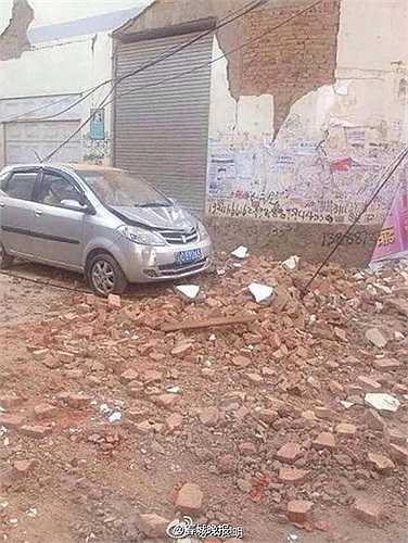 Đội cứu hộ vẫn đang nỗ lực tìm kiếm cứu nạn những nạn nhân còn mắc kẹt trong các đống đổ nát