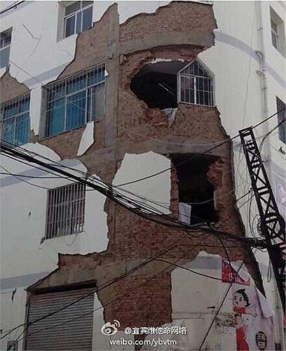 Trận động đất mạnh 6.5 độ richter có tâm chấn 12.000m được xác định ở vị trí 27,1 độ vĩ Bắc và 103,4 độ kinh Đông