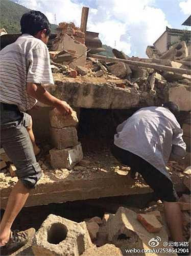 Người dân nỗ lực đưa người bị kẹt ra khỏi đống đổ nát