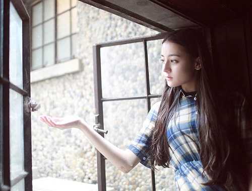 Người đẹp Địch Lệ Nhiệt Ba của 'Cổ kiếm kỳ đàm' thu hút với vẻ đẹp trong veo trên giảng đường Học viện Hý kịch Thượng Hải.