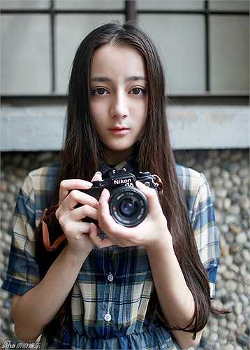 Địch Lệ Nhiệt Ba (Dilraba Dilmurat), sinh ngày 3/6/1992, cao 1m69 và nặng 50 kg, là một trong những hoa khôi xinh đẹp nhất Học viện Hý kịch Thượng Hải.