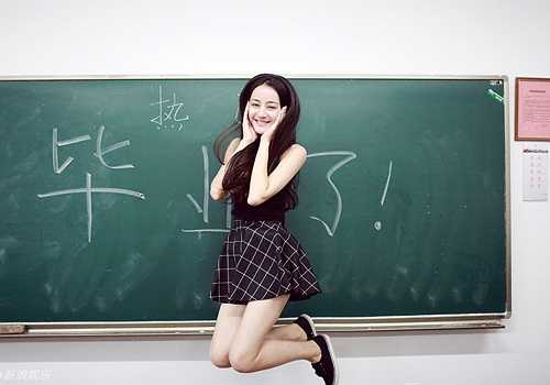 Không chỉ múa giỏi, có tài diễn xuất, Nhiệt Ba còn có giọng hát hay. Cô từng đạt giải thưởng trong cuộc thi hát các dân tộc thiểu số của tỉnh Cát Lâm.