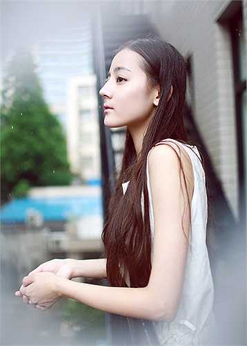 Ở tuổi 22, Nhiệt Ba vừa kết thúc quãng đời sinh viên ở Học viện Hý kịch Thượng Hải. 