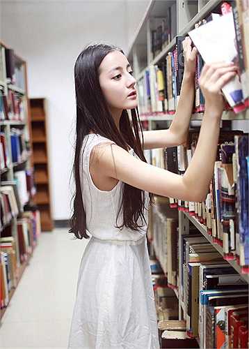Địch Lệ Nhiệt Ba khoe nét đẹp trong trẻo thanh tân trong bộ váy trắng mềm mại, mái tóc dài buông xõa dịu dàng.