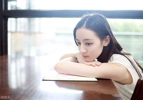 Địch Lệ Nhiệt Ba học múa từ năm lên 9, trở thành diễn viên múa ở Tân Cương ở tuổi 15. Năm 2009, Nhiệt Ba thi đậu vào Học viện Hý kịch Thượng Hải.