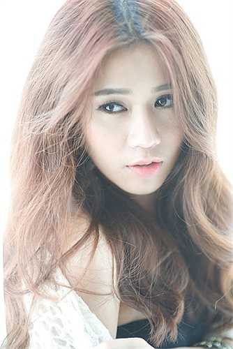 Ngọc Thảo đã rũ bỏ hình ảnh hot girl trong sáng, thay vào đó là một cô gái gợi cảm, nóng bỏng.