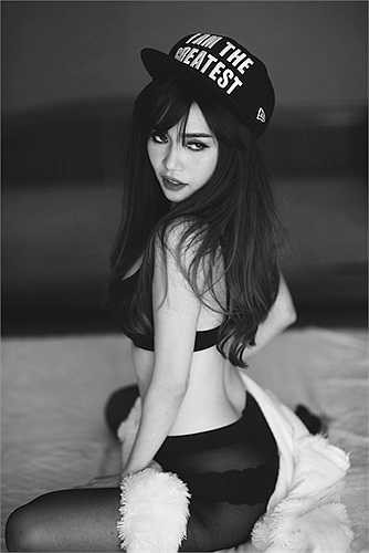 Những bộ hình thời trang của Sĩ Thanh cực kỳ nóng bỏng.