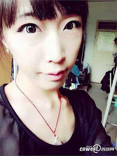 Năm 2010, khi còn là sinh viên, anh thường giả gái tham gia các hoạt động trong trường