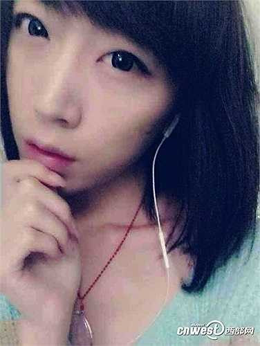 Điều đặc biệt là tài hóa trang thành nữ của Lý Uyên như thật khiến nhiều người không nhận ra