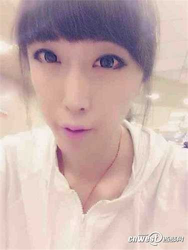 Lý Uyên giả gái quá xinh được nhiều bạn sinh viên nam nữ yêu mến