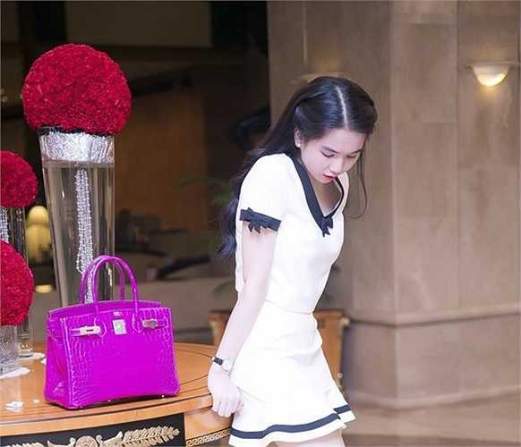 Ngọc Trinh sở hữu không ít chiếc túi có trị giá hàng trăm triệu đồng đến từ các thương hiệu nổi tiếng. Cách đây không lâu, người mẫu nội y nâng cấp tổng giá trị cho bộ sưu tập túi lên vài tỷ đồng khi cô mạnh tay chi 70.000 USD (tương đương gần 1,5 tỷ VNĐ) để mua chiếc túi Hermes Birkin da cá sấu màu hồng cánh sen gây xôn xao dư luận một thời gian. 