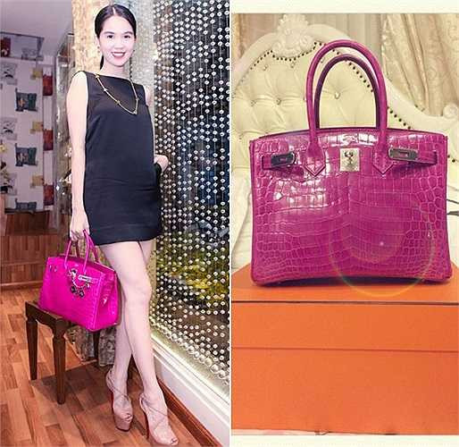 Đây là món quà mà Ngọc Trinh tự thưởng sau thành quả công việc kinh doanh suôn sẻ. Khi bị đồn mua hàng nhái, người đẹp Trà Vinh không ngại chụp ảnh hóa đơn để chứng minh. Mặc dù có giá trị lớn nhưng chiếc túi xách mới chỉ được Ngọc Trinh cưng chiều một thời gian ngắn bởi cô thú nhận mình là người 'cả thèm chóng chán'. Chân dài cũng hé lộ ước mơ sẽ sắm một mẫu túi da cá sấu khác có giá lên đến 180.000 USD (3,7 8 tỷ VNĐ) trước khi sang tuổi 30. 