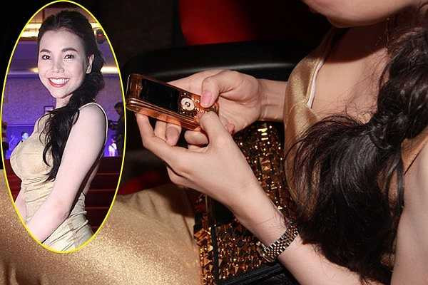 Không có nhiều hoạt động trong giới showbiz nhưng Trà Ngọc Hằng sở hữu khá nhiều món đồ đắt tiền như xe tiền tỷ, túi xách trăm triệu,… Chân dài người gốc Cà Mau cũng nằm trong số các mỹ nhân tiêu xài vung tay quá trán cho những món đồ không cần quá nhiều tiền để mua. Trong lần dự sự kiện vào đầu năm ngoái, người đẹp gây chú ý khi để lộ chiếc điện thoại Goldvish dát vàng có giá 100.000 USD (2,1 tỷ VNĐ).