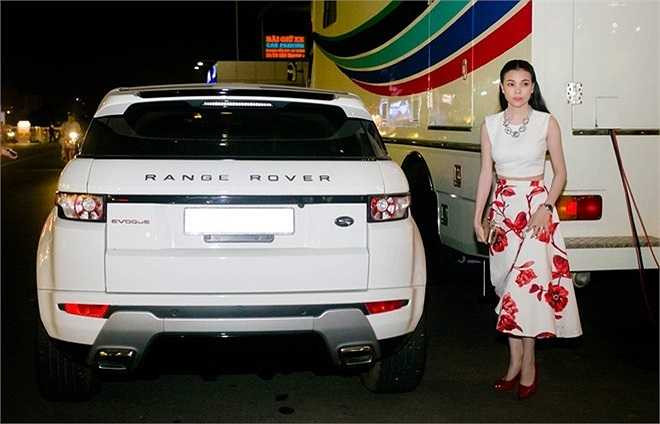 Trả lời về việc ăn diện hàng hiệu nhiều hơn nhờ bạn trai thành đạt, Trà Ngọc Hằng cho biết cô không để ý đến gia tài của bạn trai mà thay vào đó, cô quan tâm đến cuộc sống ý hợp tâm đầu với nhau hơn. Trà Ngọc Hằng vừa công khai người yêu ngoài 40 tuổi cách đây không lâu. (Theo Zing) 