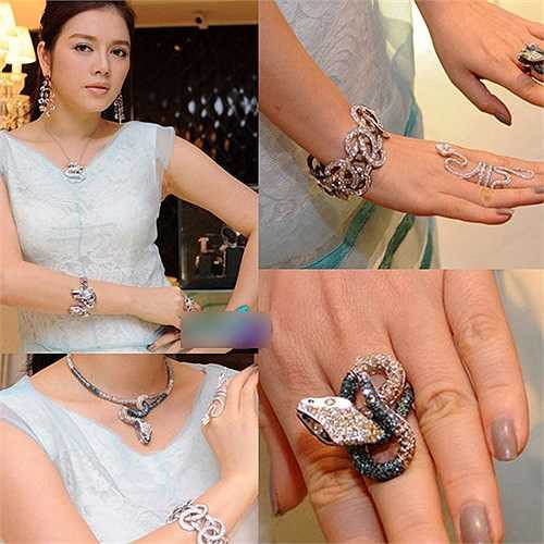 Tên tuổi của nữ diễn viên kiêm cựu đại sứ du lịch Lý Nhã Kỳ đều gắn liền với những món đồ tiền tỷ. Chỉ trong 7 năm ngắn ngủi hoạt động showbiz, Lý Nhã Kỳ chưng diện khá nhiều bộ váy có giá hàng chục nghìn USD cùng với bộ trang sức lên đến hơn 10 tỷ. 