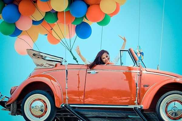 Năm 2012, MV ca nhạc Fly của nữ ca sĩ Vy Oanh được chú ý bởi số tiền mà chủ nhân bỏ ra đầu tư hơn là nội dung ca khúc. Từ ý tưởng đam mê tự do, Vy Oanh đưa hình ảnh chiếc xe 'bay' vào MV, cô sử dụng 2.000 quả bóng bay, thuê cần cẩu, xe container, xe chở 200 diễn viên quần chúng từ TP HCM ra Khánh Hoà, Phú Yên để quay.